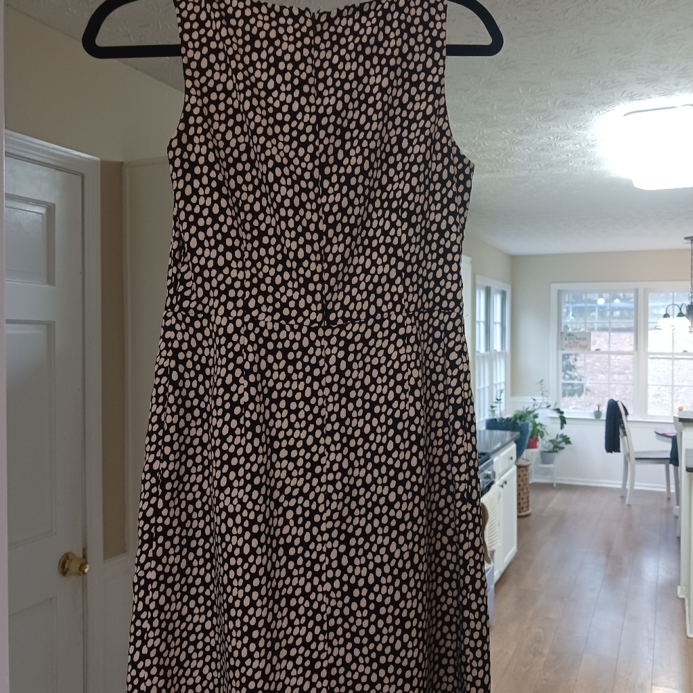 Loft Sleevless, polka dot satin, mini with pockets!!
